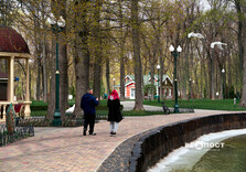 Озеро у Центральному парку Харкова готують до літнього сезону (фото)