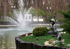 Озеро у Центральному парку Харкова готують до літнього сезону (фото)