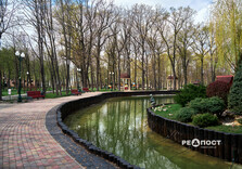 Озеро у Центральному парку Харкова готують до літнього сезону (фото)