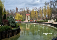 Озеро у Центральному парку Харкова готують до літнього сезону (фото)