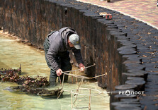 Озеро у Центральному парку Харкова готують до літнього сезону (фото)