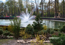 Озеро у Центральному парку Харкова готують до літнього сезону (фото)