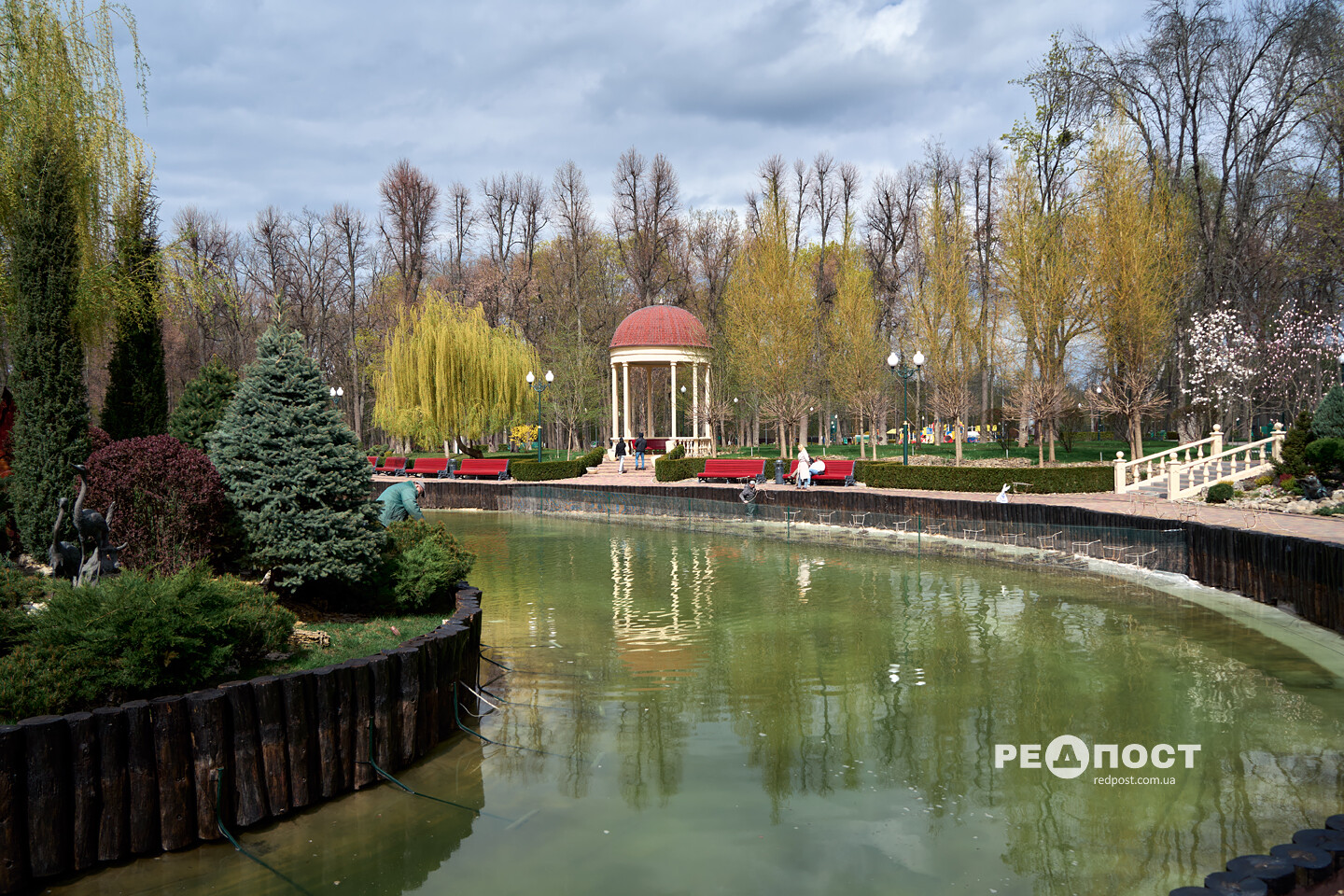 Озеро у Центральному парку Харкова готують до літнього сезону (фото)