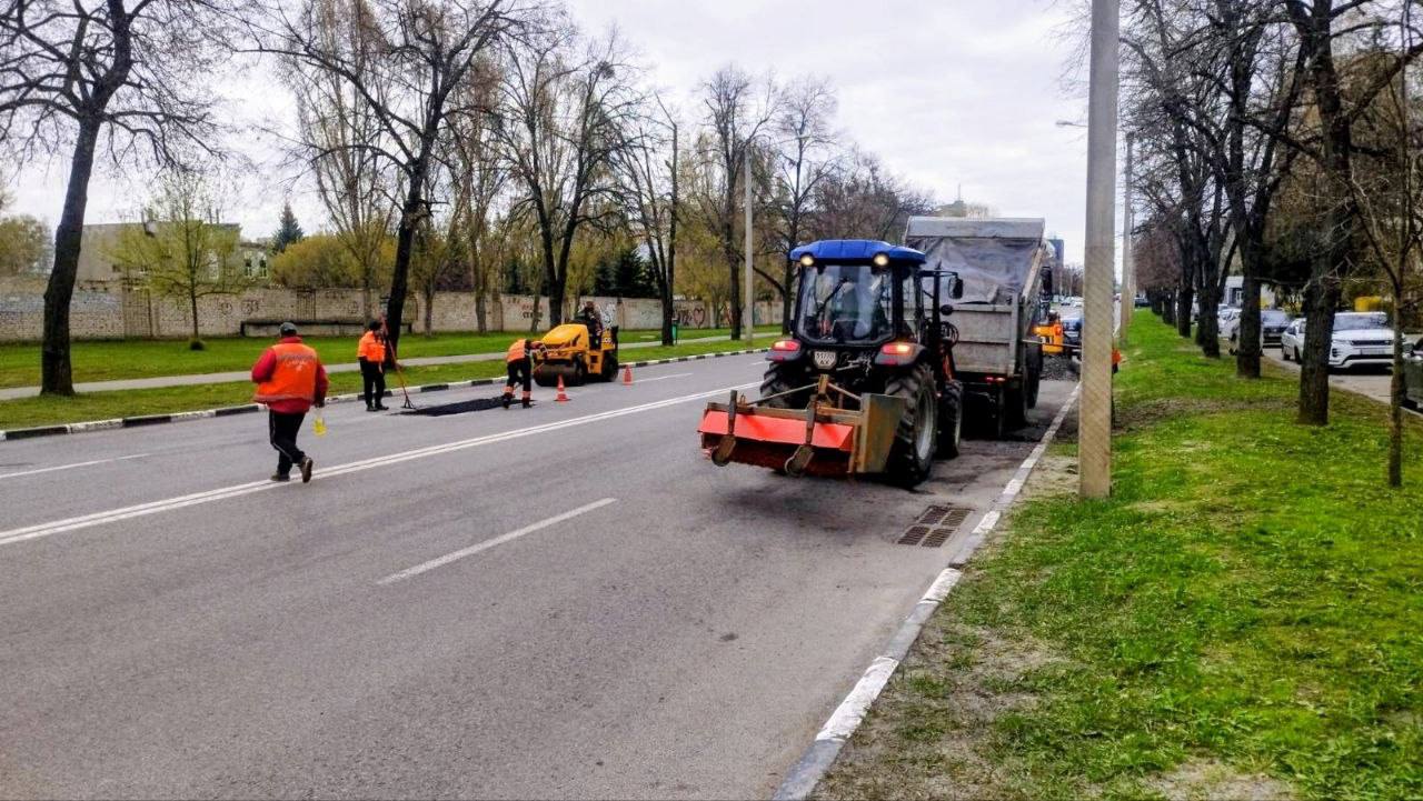 Триває ремонт дорожнього покриття вилиць міста: Новини Харкова