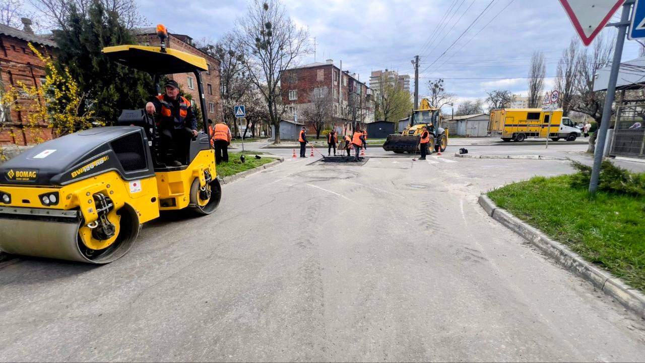 Триває ремонт дорожнього покриття вилиць міста: Новини Харкова