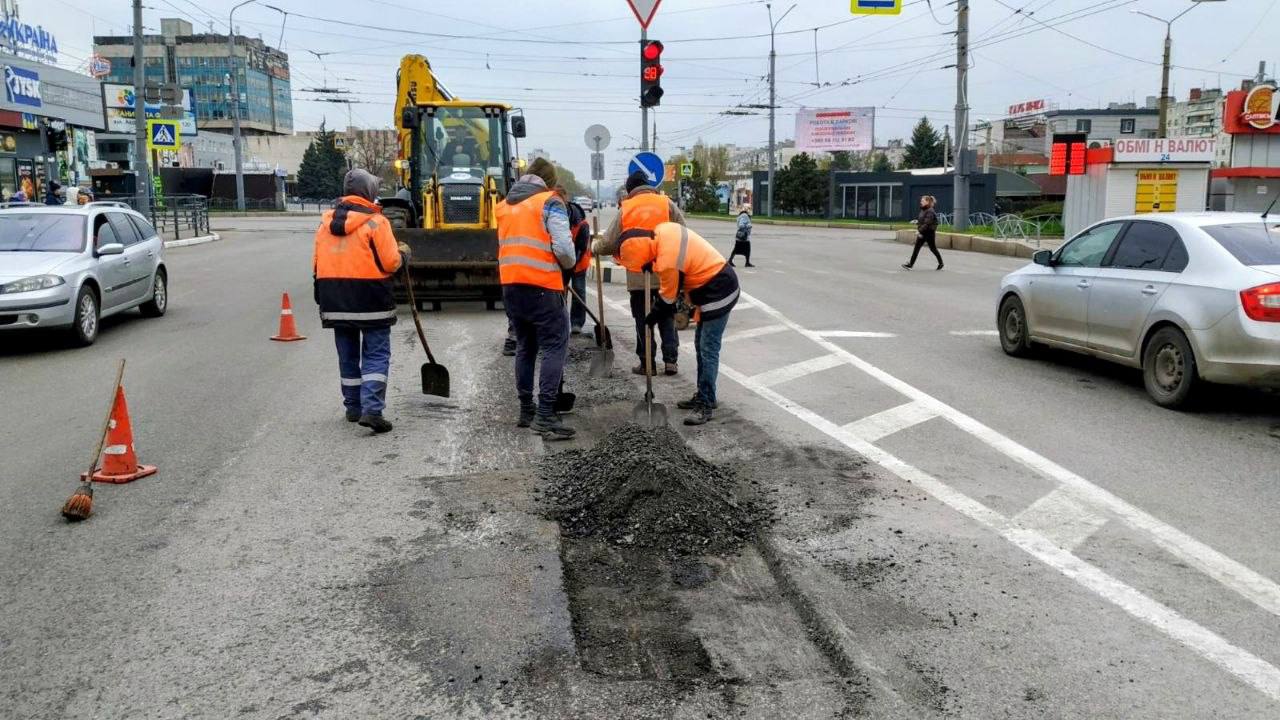 Триває ремонт дорожнього покриття вилиць міста: Новини Харкова
