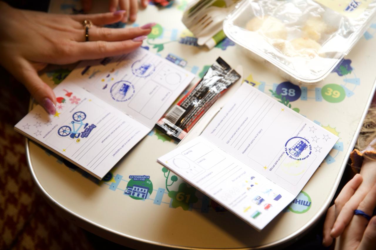 Дитячі меню та аудіоказки в дорозі: коли в Харкові з'являться квитки у нові спецвагони УЗ