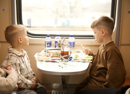 Дитячі меню та аудіоказки в дорозі: коли в Харкові з'являться квитки у нові спецвагони УЗ