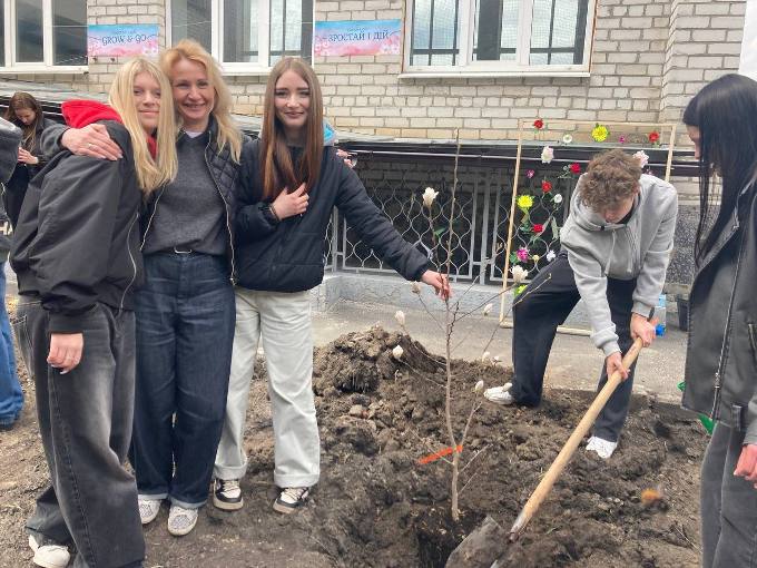 Новини Харкова: випускники висадили магнолії у ліцеї