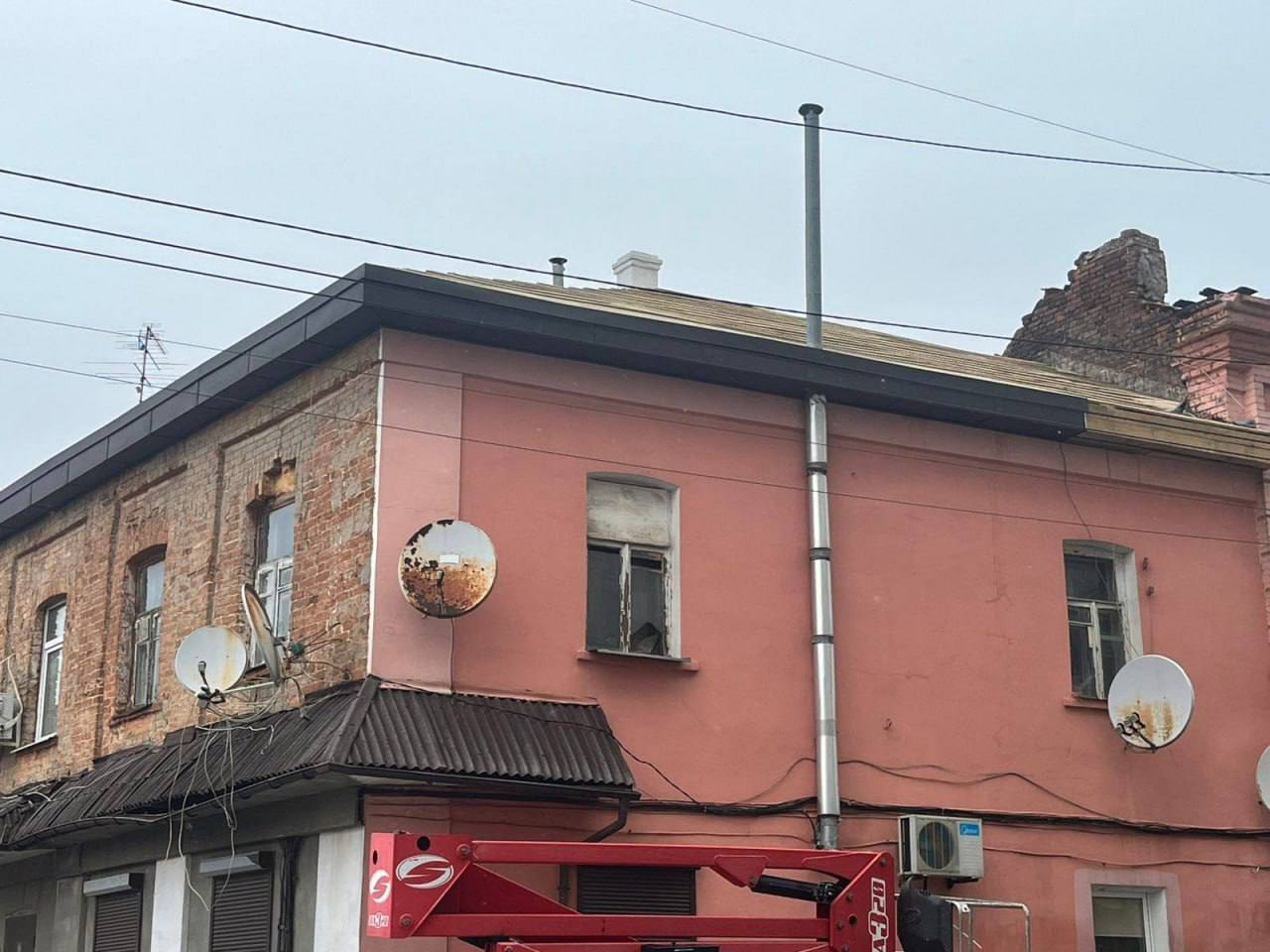 Комунальники за тиждень відновили покрівлі у 20 житлових будинках Харкова