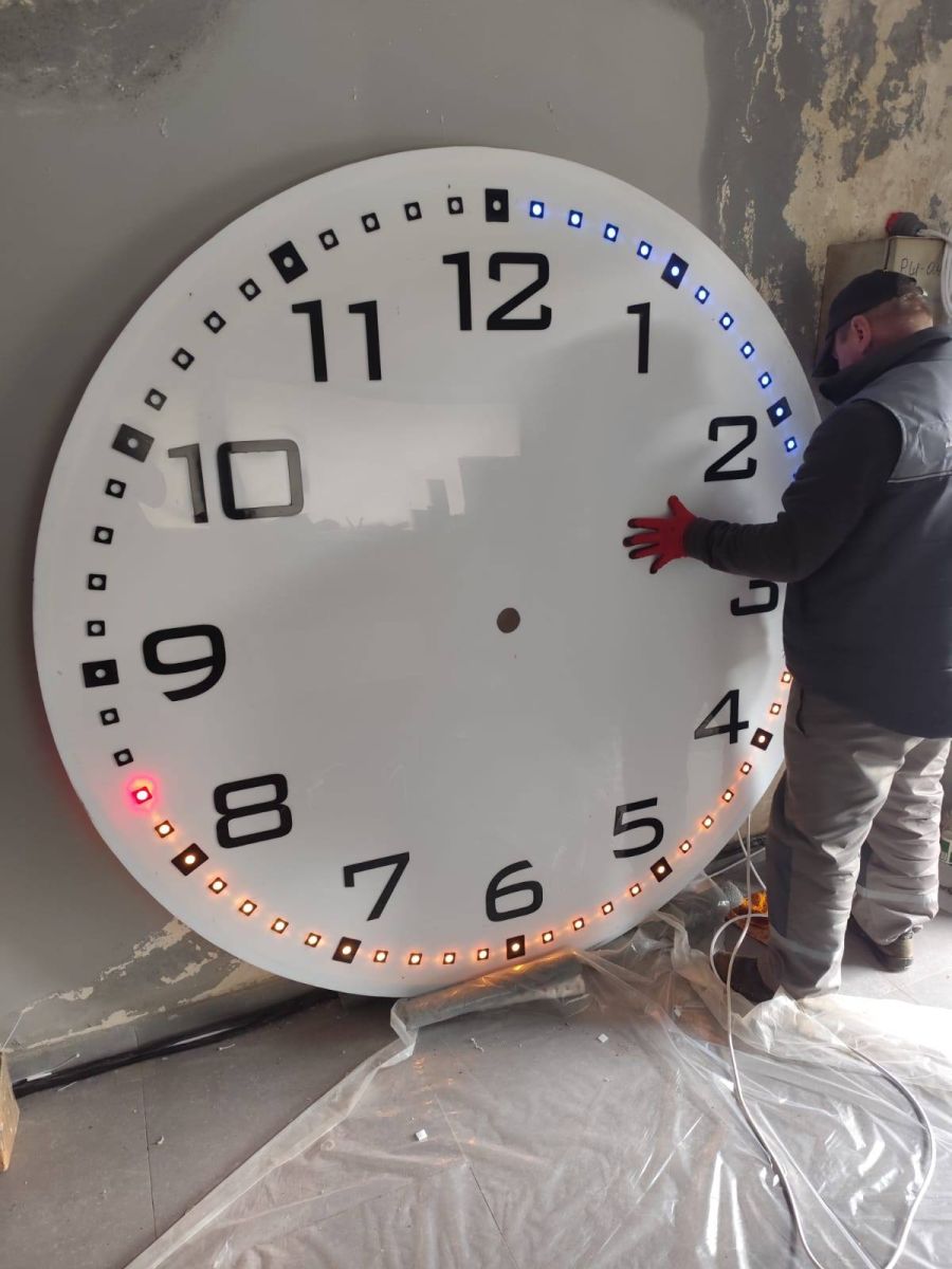 У Саржиному Яру почав працювати оновлений годинник (фото)