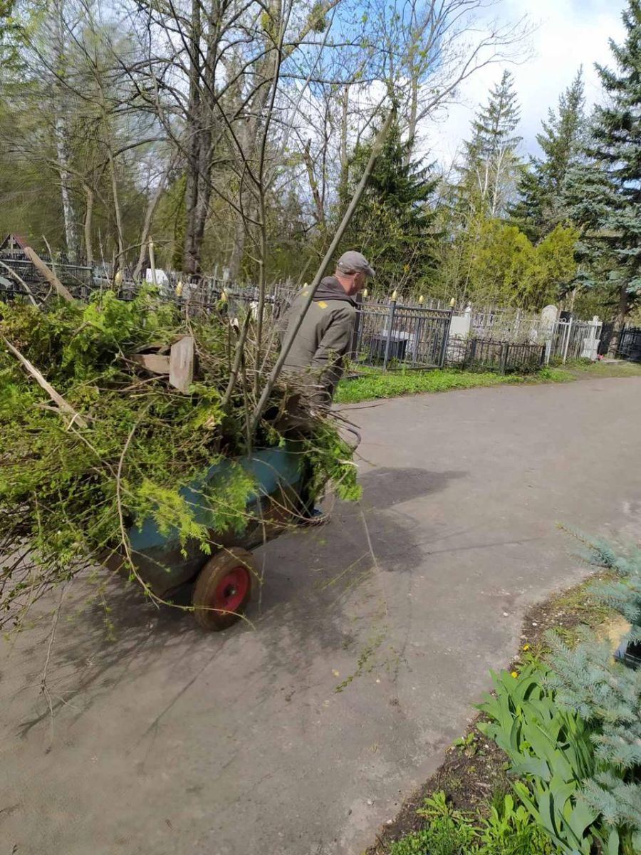 На кладовищах Харкова тривають роботи з впорядкування
