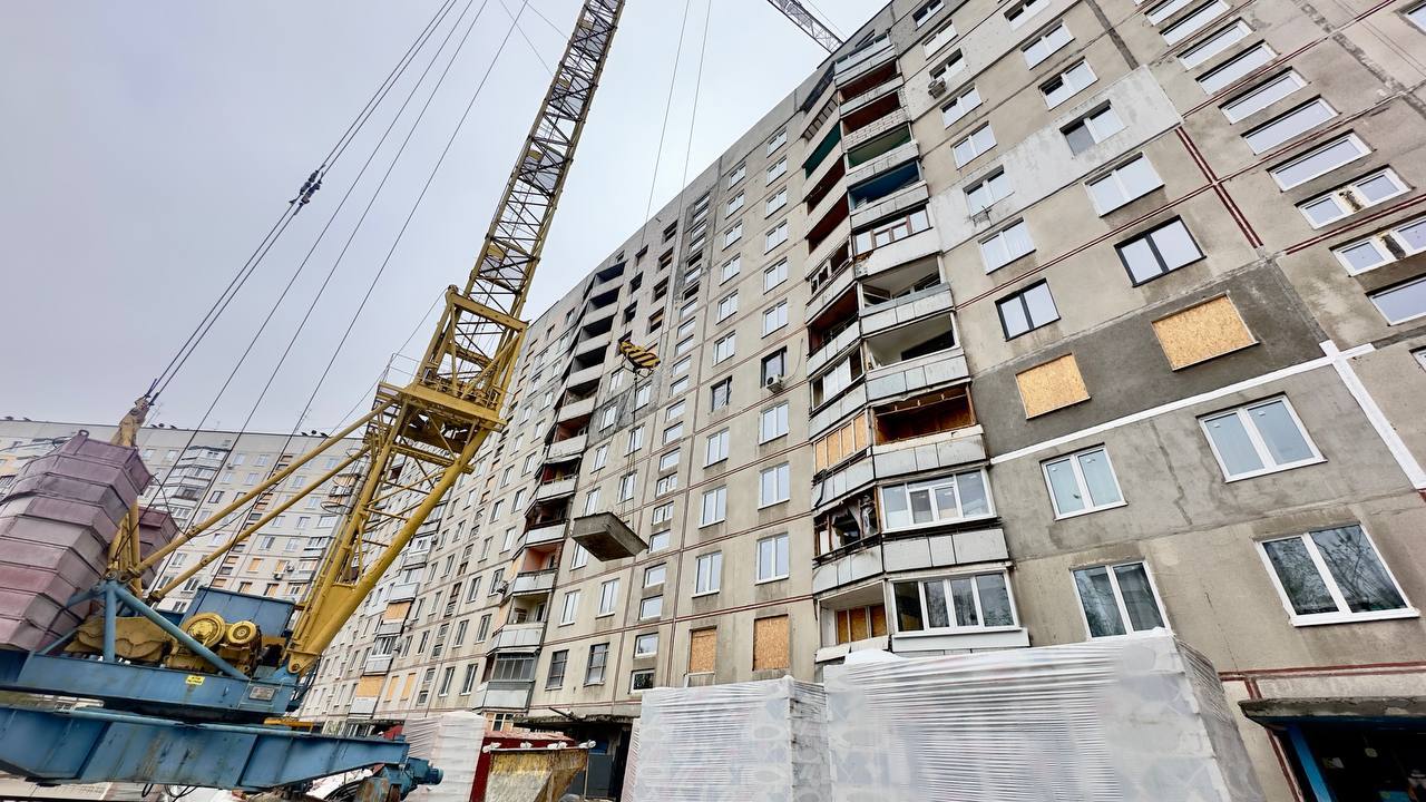 У Харкові відновлюють пошкоджений обстрілами будинок на Велозаводській