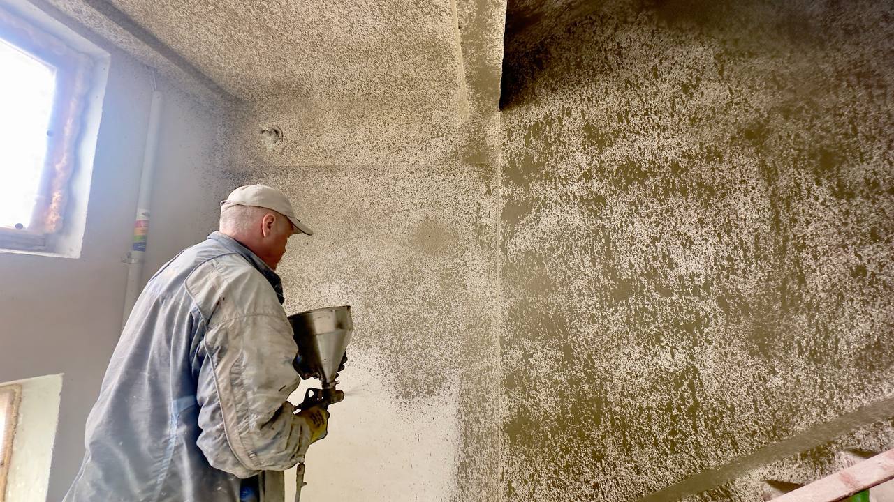 У Харкові відновлюють пошкоджений обстрілами будинок на Велозаводській