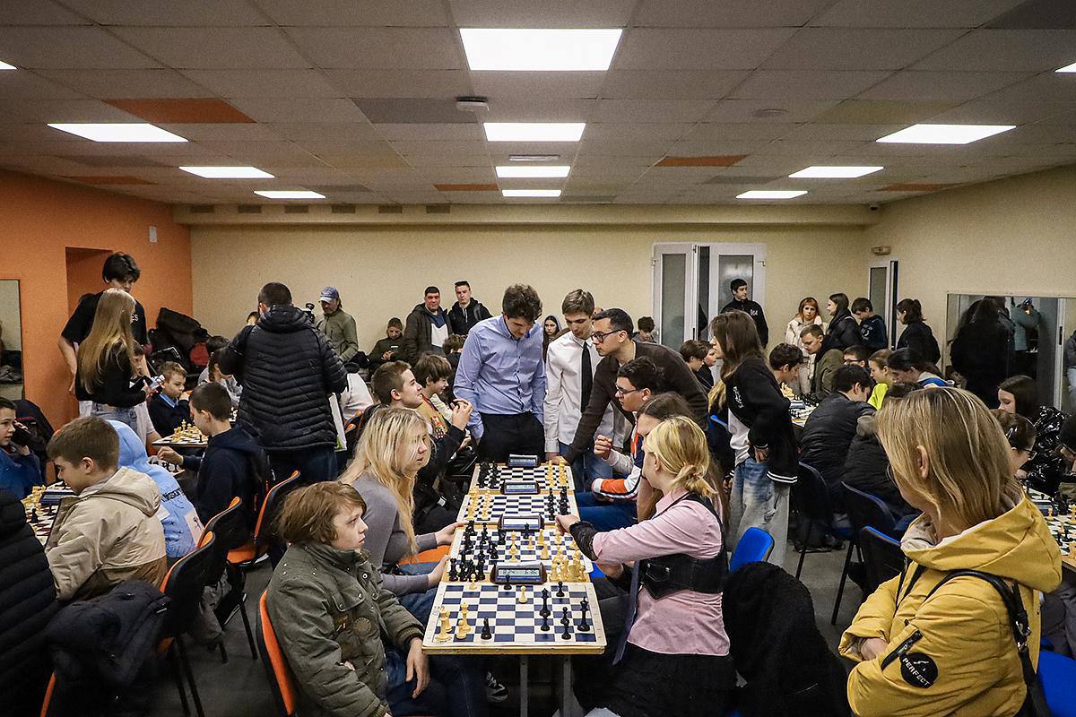 Десятки команд харківських школярів борються за перемогу у шаховій лізі (фото)