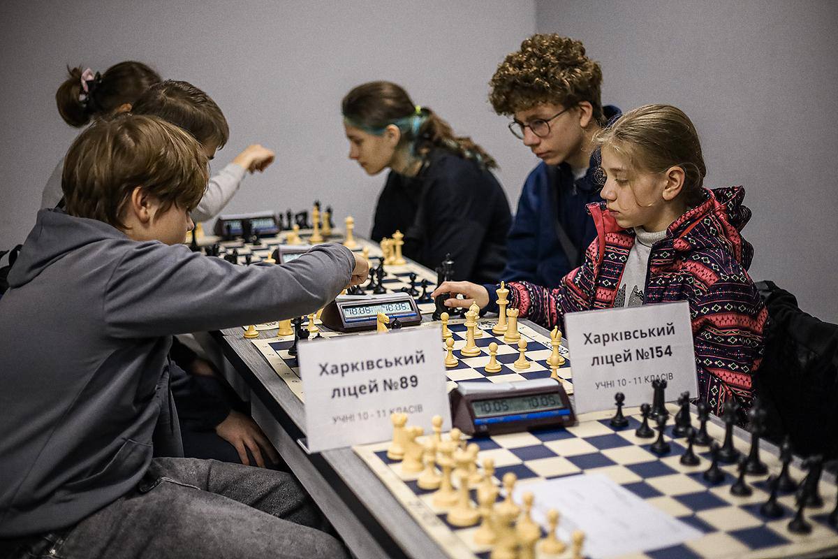 Десятки команд харківських школярів борються за перемогу у шаховій лізі (фото)