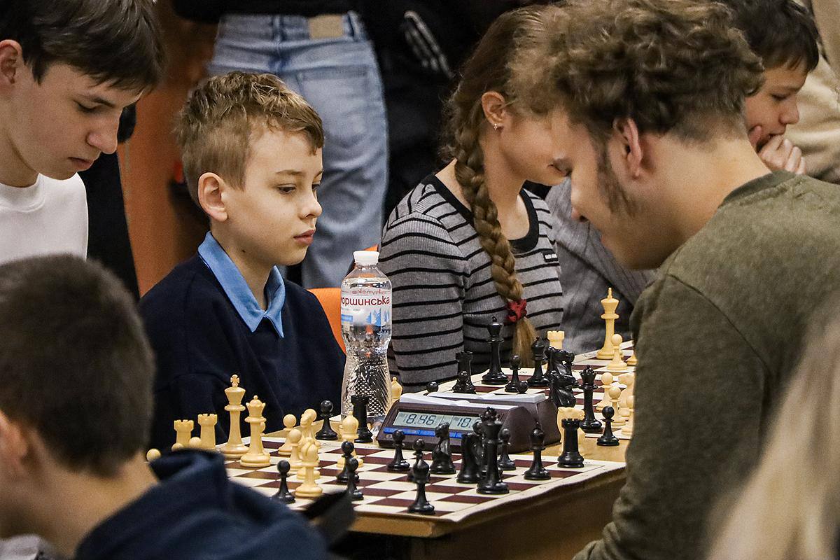 Десятки команд харківських школярів борються за перемогу у шаховій лізі (фото)