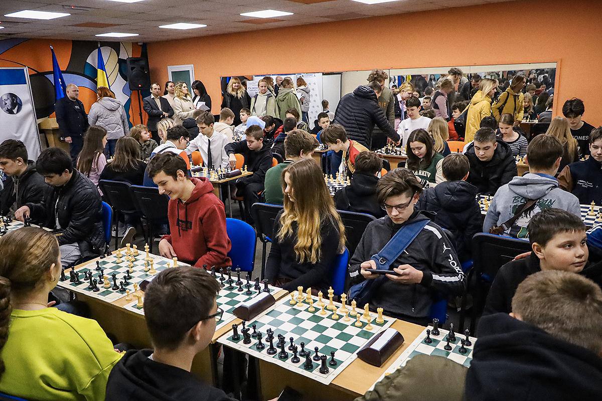 Десятки команд харківських школярів борються за перемогу у шаховій лізі (фото)