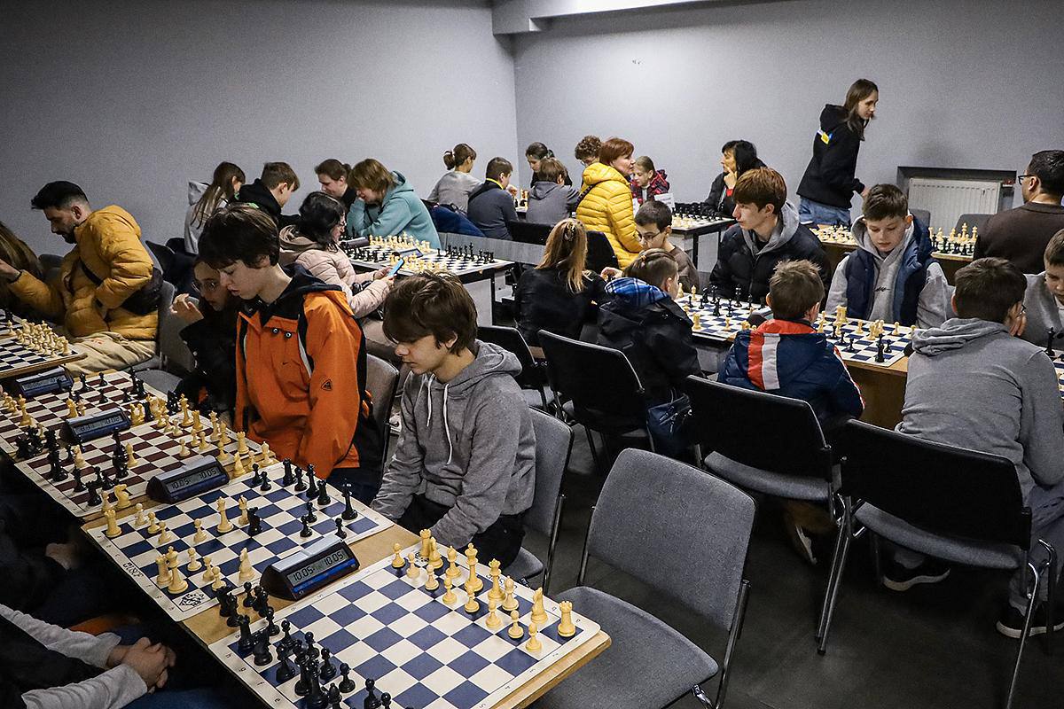 Десятки команд харківських школярів борються за перемогу у шаховій лізі (фото)