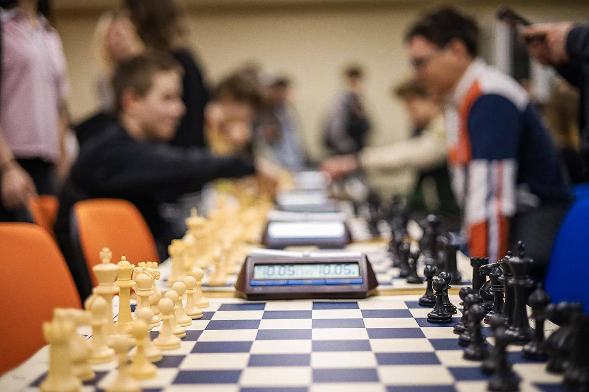 Десятки команд харківських школярів борються за перемогу у шаховій лізі (фото)