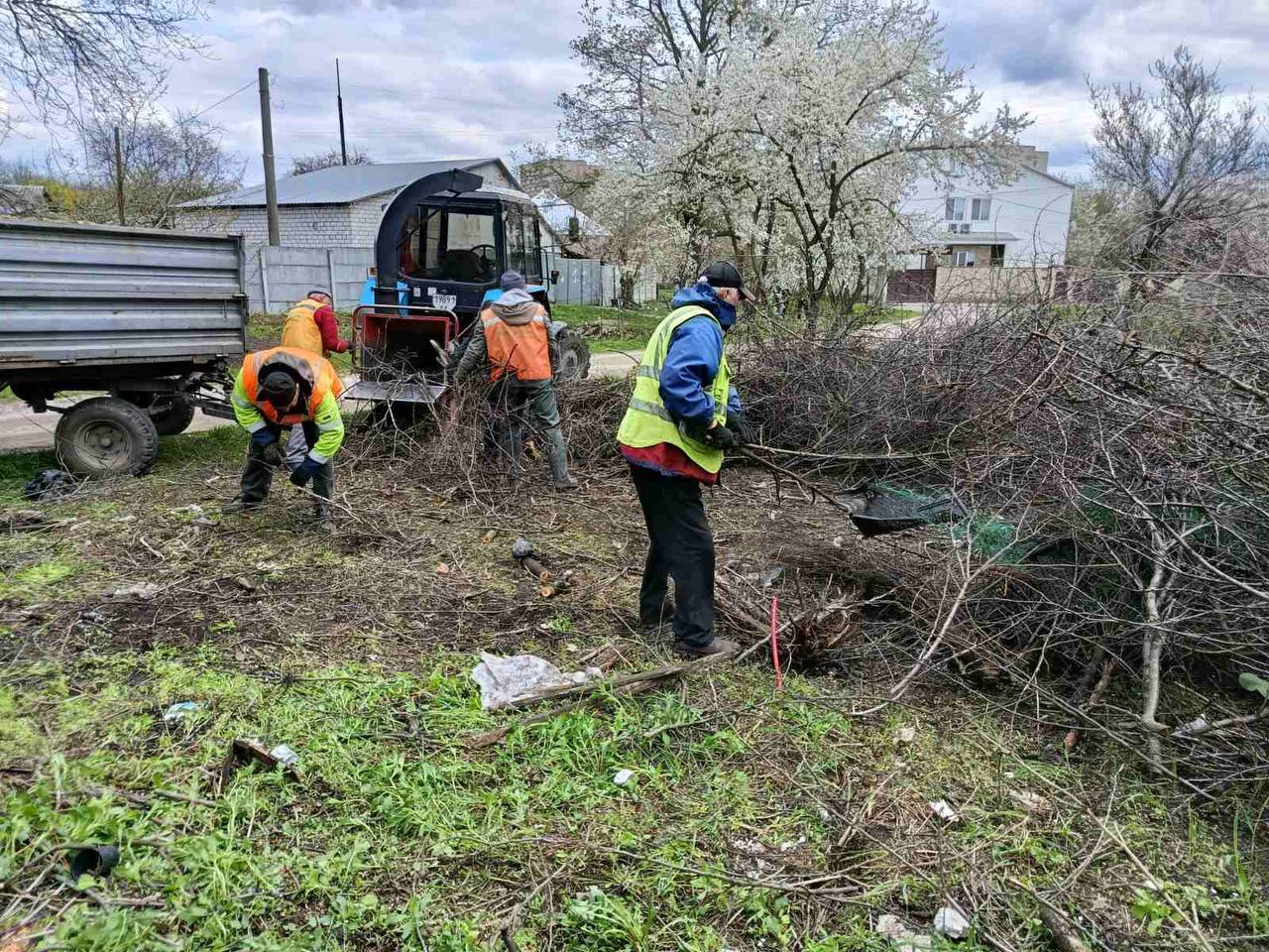 Від піску для малечі до обрізки дерев: комунальники Харкова наводять лад у приватному секторі (ФОТО)