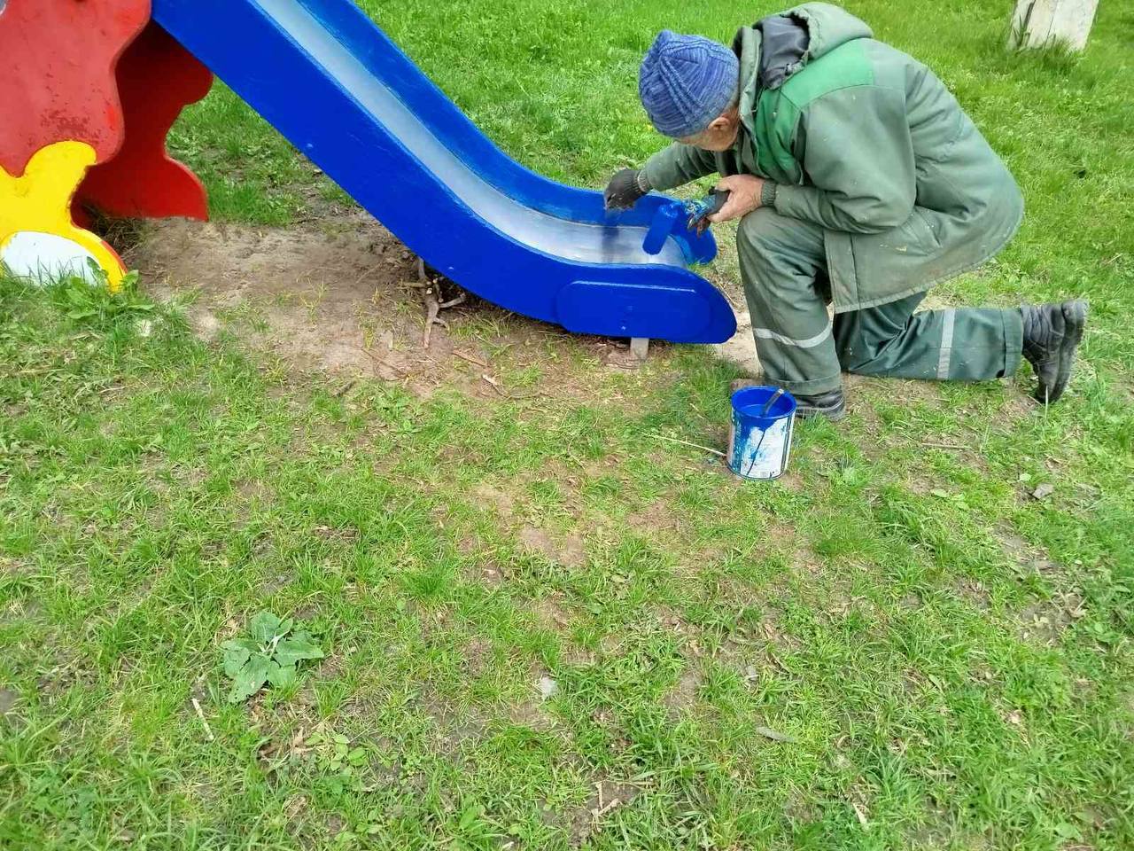 Від піску для малечі до обрізки дерев: комунальники Харкова наводять лад у приватному секторі (ФОТО)