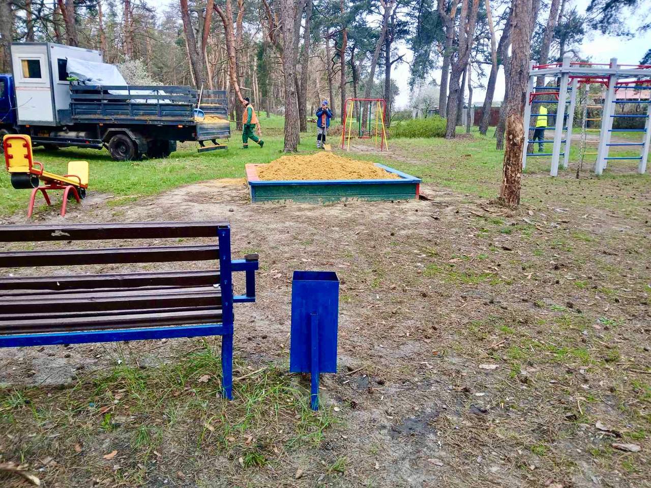 Від піску для малечі до обрізки дерев: комунальники Харкова наводять лад у приватному секторі (ФОТО)