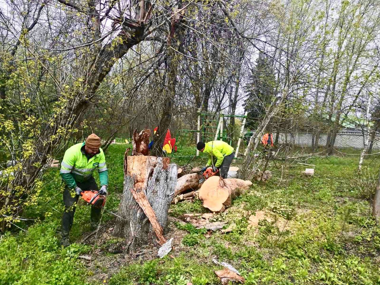 Комунальники Харкова очищають місто від наслідків буревію (фото)