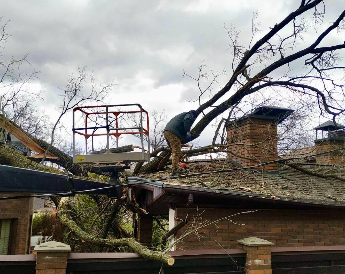 Комунальники Харкова очищають місто від наслідків буревію (фото)