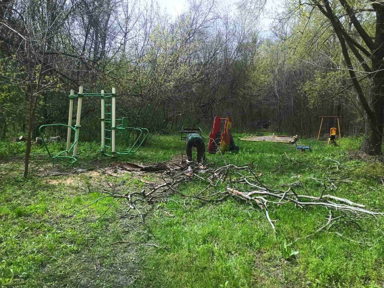 Комунальники Харкова очищають місто від наслідків буревію (фото)