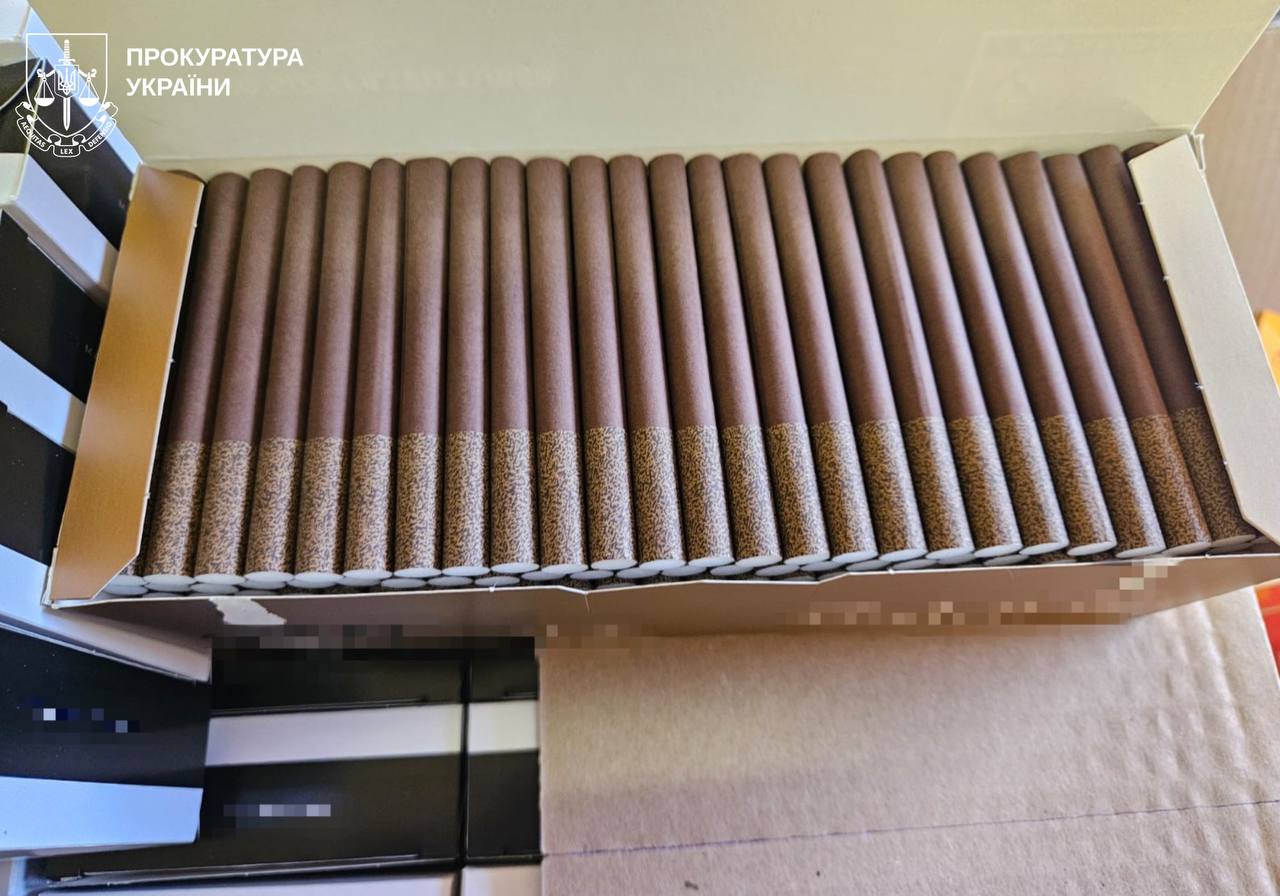 Гаражний «тютюновий барон»: у Харкові силовики ліквідували потужне нелегальне виробництво цигарок на мільйони (фото)
