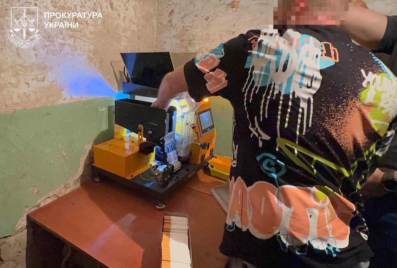 Гаражний «тютюновий барон»: у Харкові силовики ліквідували потужне нелегальне виробництво цигарок на мільйони (фото)
