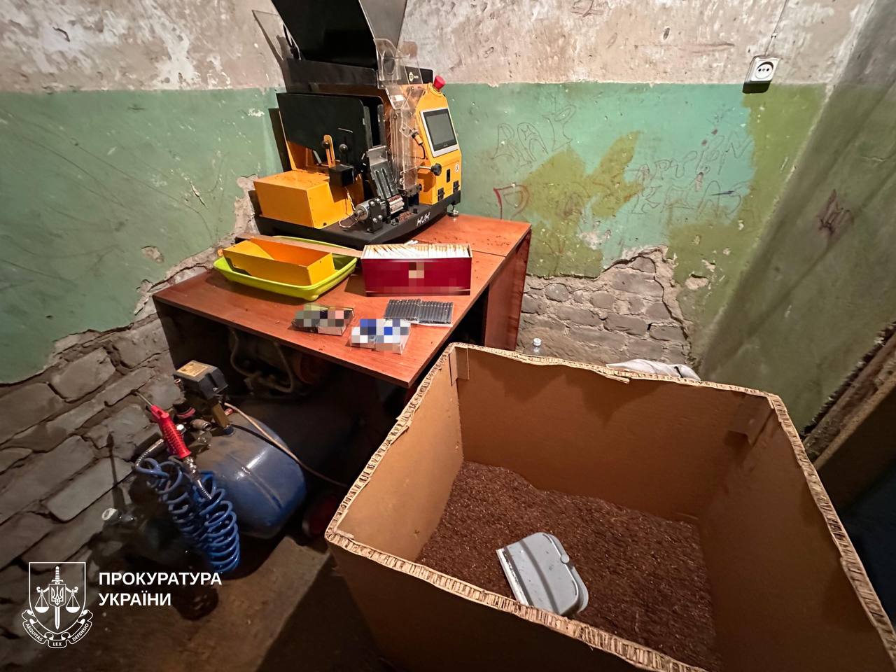 Гаражний «тютюновий барон»: у Харкові силовики ліквідували потужне нелегальне виробництво цигарок на мільйони (фото)