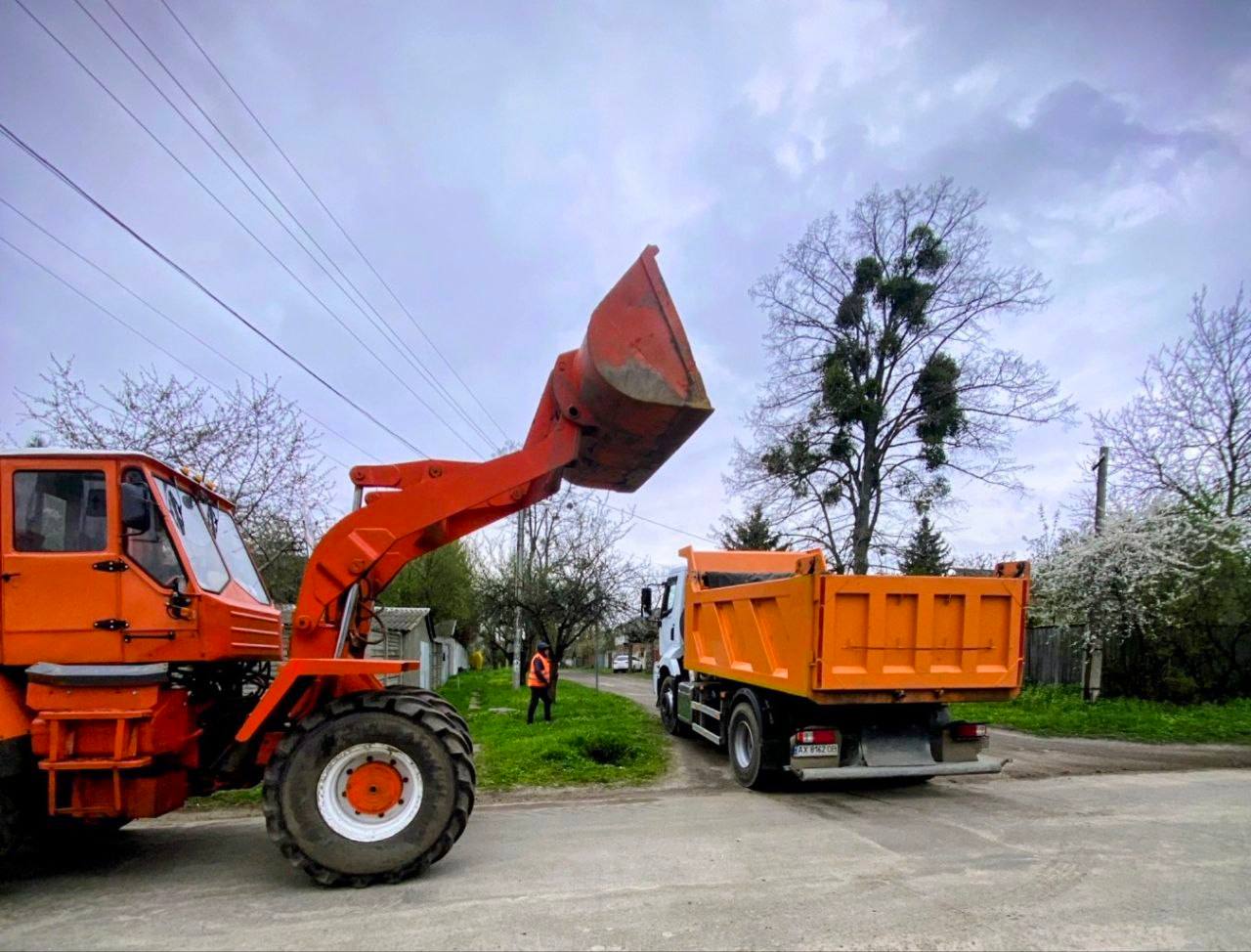 Приводять до ладу дороги міста у посиленному режимі через негоду шляховики: Новини Харкова