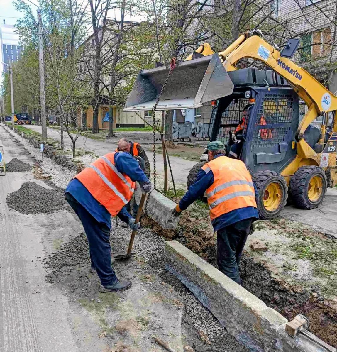 Комунальники оновлюють дорожнє покриття на низці вулиць Харкова
