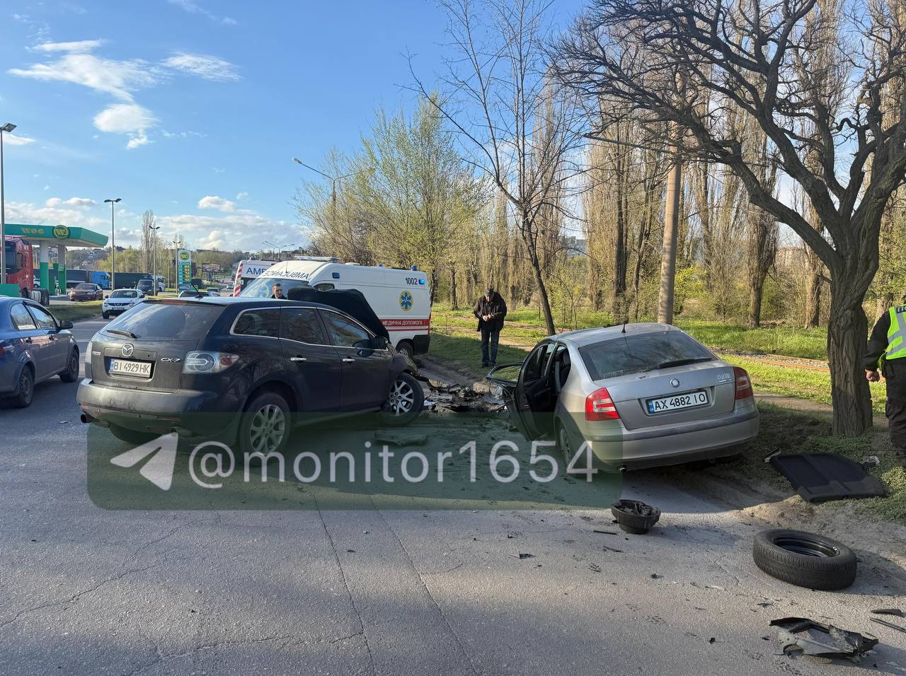 Розбилися дві легкові автівки на харківському проспекті: Новини Харкова