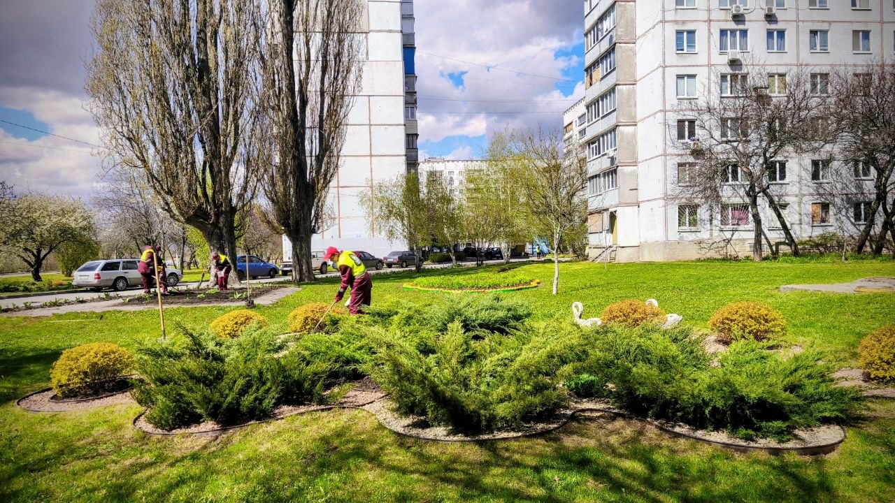 Харківські комунальники виконують весняні роботи у дворах