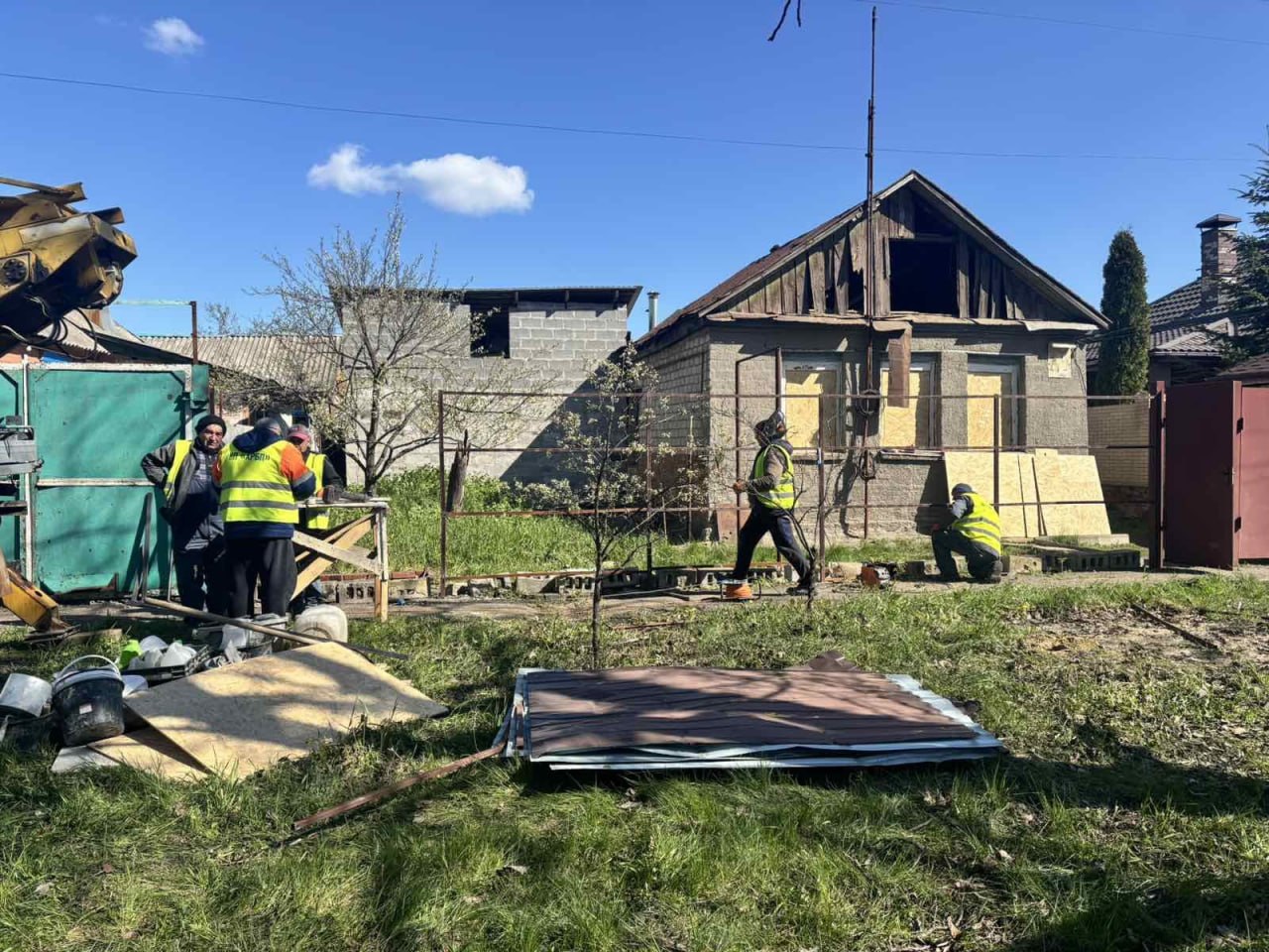 Немишлянський район Харкова відновлюється після ворожої атаки, через яку постраждали десятки будинків (фото)