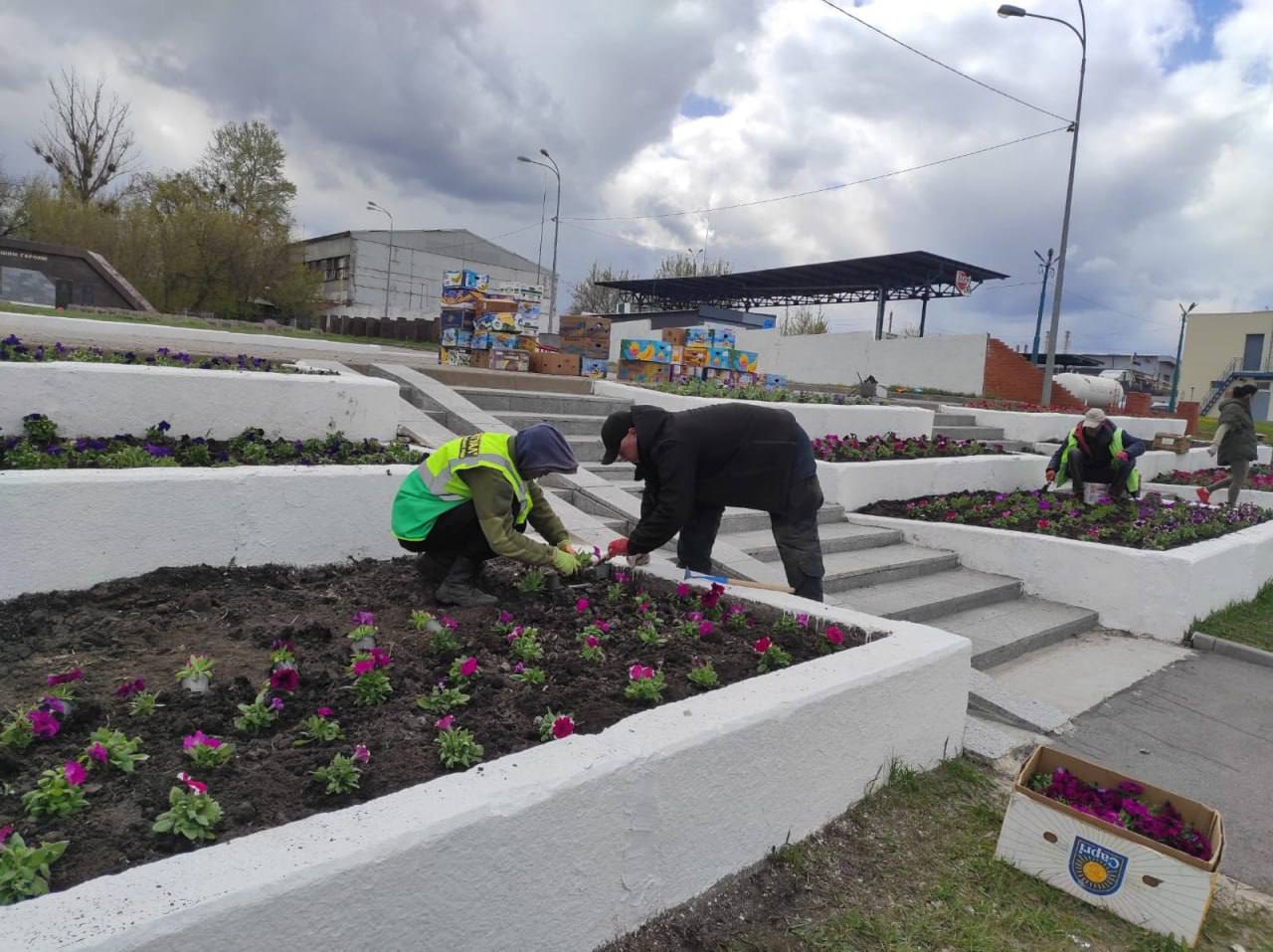 У Харкові комунальники впорядковують кладовища та меморіальні комплекси