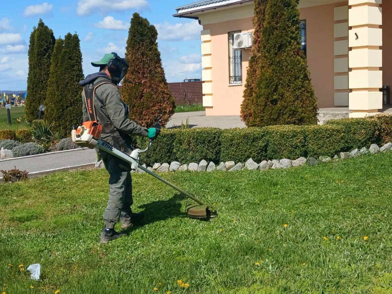 У Харкові комунальники впорядковують кладовища та меморіальні комплекси