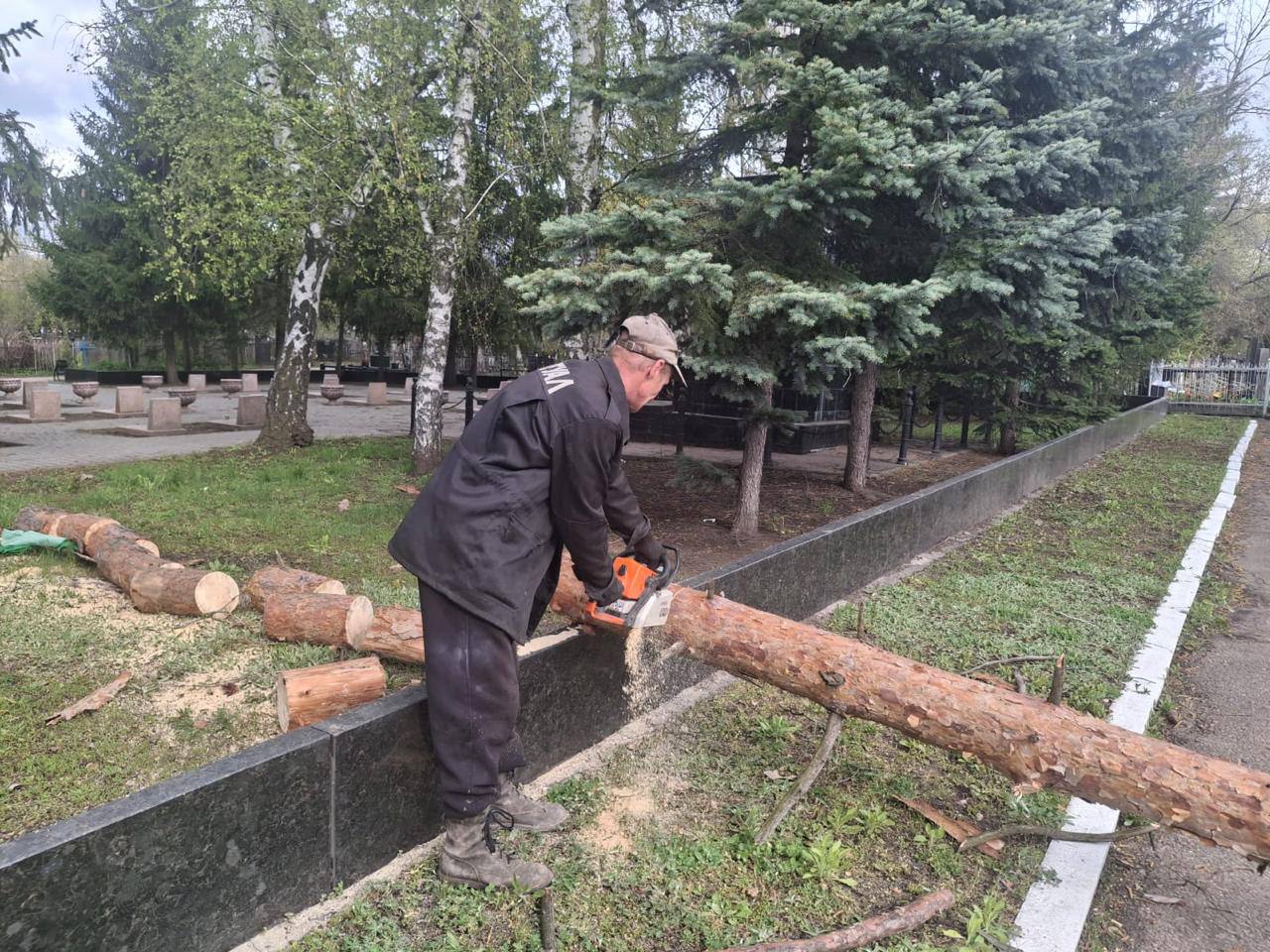 У Харкові комунальники впорядковують кладовища та меморіальні комплекси