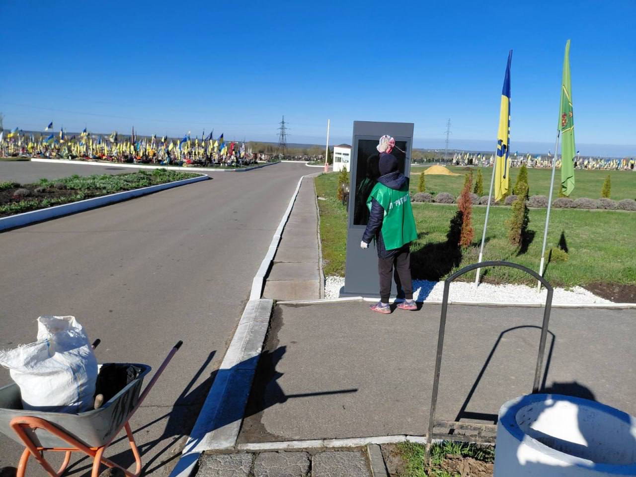 У Харкові комунальники впорядковують кладовища та меморіальні комплекси