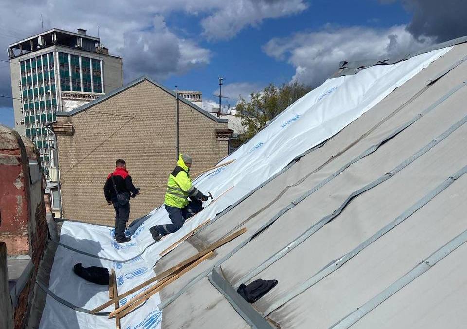 Комунальники Харкова відремонтували десятки дахів, пошкоджених негодою
