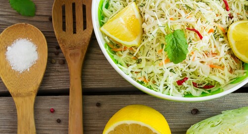 Вітамінний заряд: салат із капусти з лимоном та часником