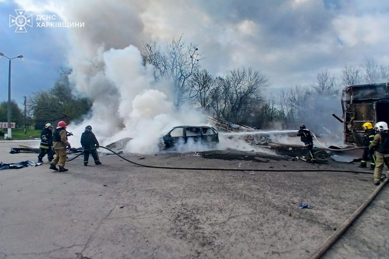 У Харкові та області після ворожого удару по АЗС гасили пожежі (фото, відео)