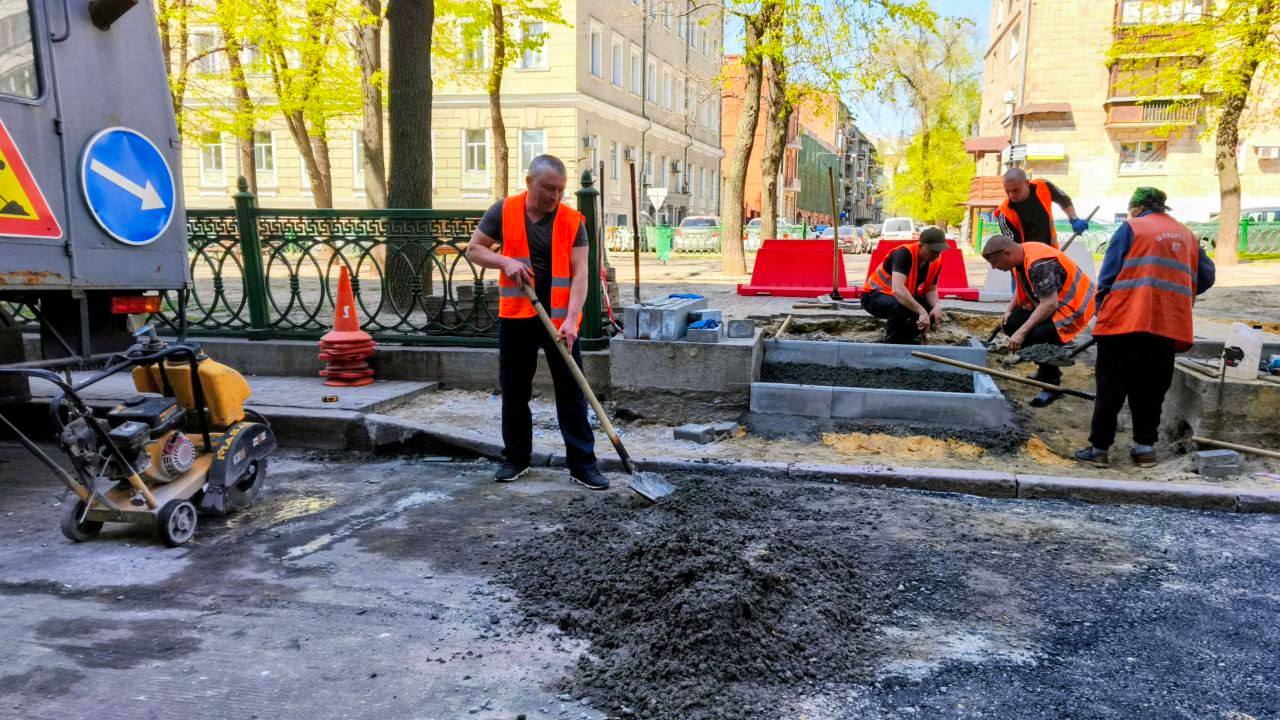 Відновляють покриття у центрі містя дорожники: Новини Харкова