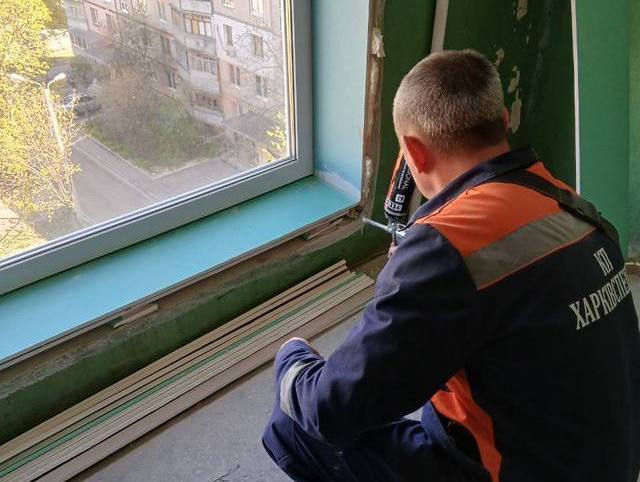 Відремонтували сотні парапетів у будинках комунальники: Новини Харкова