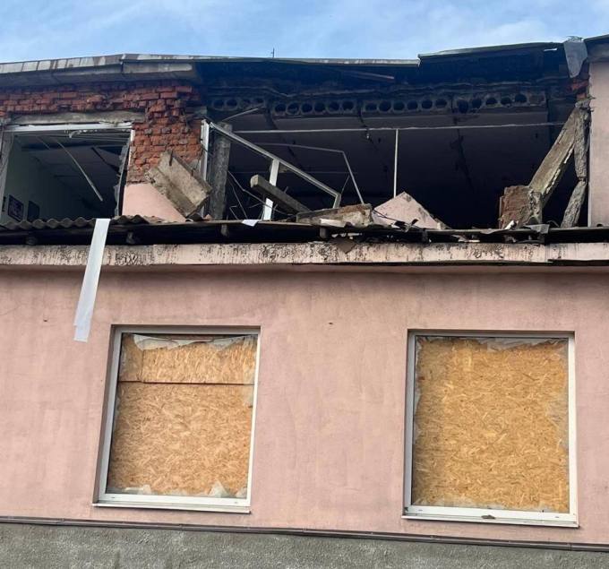 Новини Харкова: дрони пошкодили Будинок культури у Золочеві
