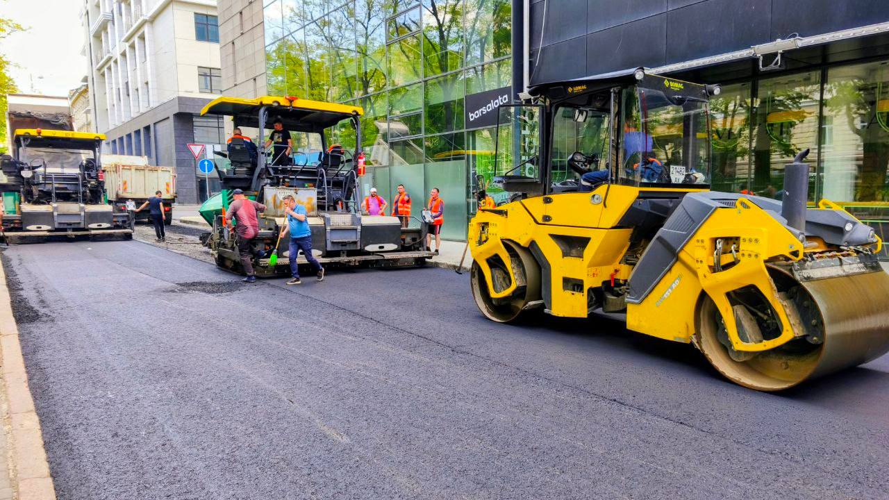 Відремонтували тисячі квадратних метрів покриття площі у центрі міста комунальники: Новини Харкова