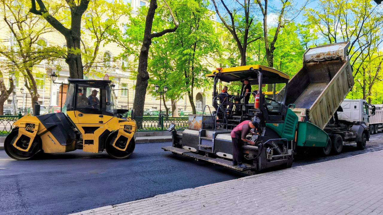 Відремонтували тисячі квадратних метрів покриття площі у центрі міста комунальники: Новини Харкова